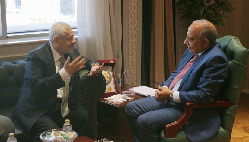 وزير الكهرباء مع وفد شركة AMEA POWER وزير الكهرباء مع وفد شركة AMEA POWER