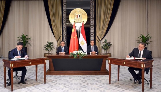 جانب من التوقيع