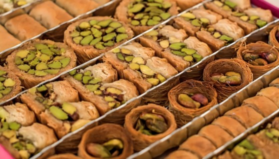 حلويات مصنوعة من السكر 