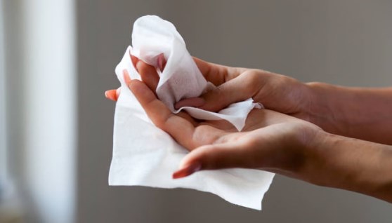 استخدام المناديل المبللة