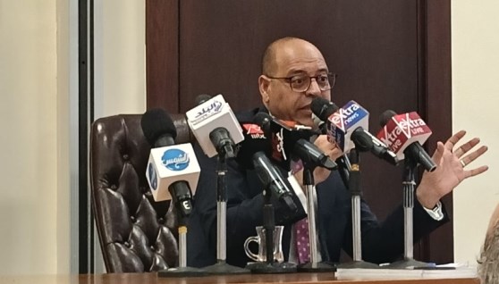 وزير العمل خلال المؤتمر 