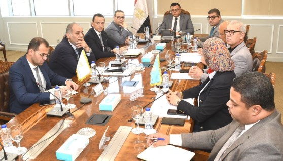 وزير الإسكان يعقد اجتماع