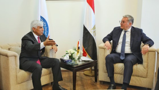 وزير البترول مع وفد الشركة العالمية لصناعة المواسير