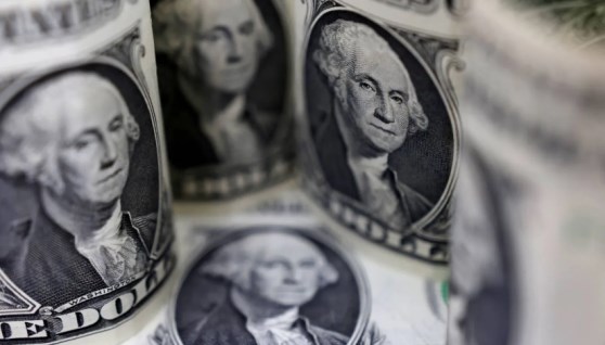 الدولار يتراجع قبل اجتماع الاحتياطي الفيدرالي،