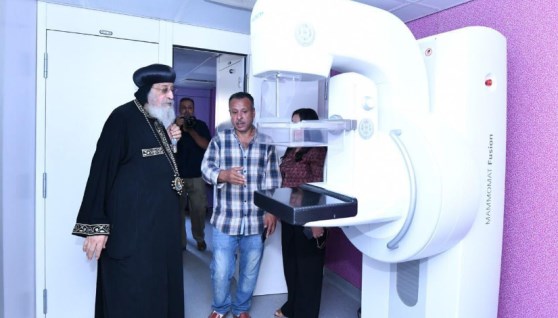 قافلة طبية متنقلة داخل كنيسة الكاتدرائية