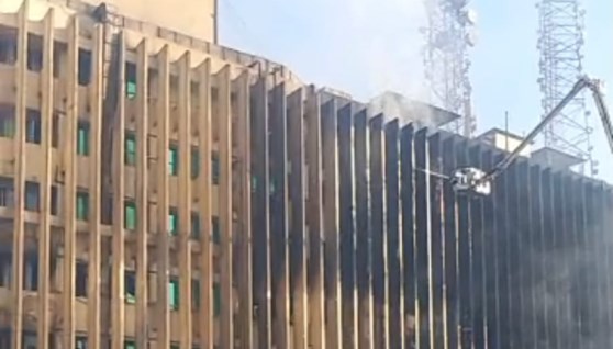 سنترال رمسيس حيث لا تزال النيران مشتعلة داخله