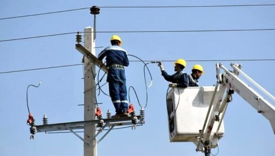 عمال كهرباء في إيران