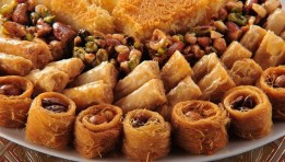 حلويات مصنوعة من السكر 