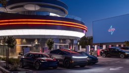 مطعم Tesla Diner الجديد
