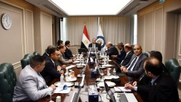 وزير البترول مع مسؤولي أديس