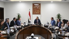 رئيس الوزراء مع محافظ البنك المركزي وزير المالية