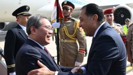 رئيس الوزراء يستقبل رئيس مجلس الدولة الصيني بمطار القاهرة الدولي