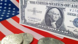 الدولار يتجه لتحقيق أول مكسب شهري في 2025