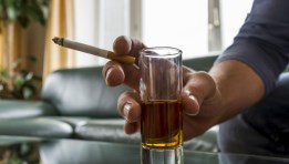 منتجات التبغ والكحول