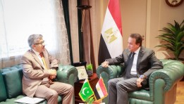  وزير الصحة مع السفير الباكستاني 