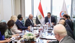 وزير الصحة مع وفد الصحة العالمية 