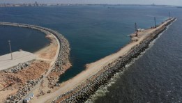 حواجز أمواج بميناء الإسكندرية