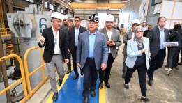 الفريق مهندس كامل الوزير خلال جولته لتفقد مصانع بمدينة العبور الصناعية