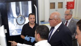 رئيس الهيئة العربية للتصنيع خلال تفقد مصنع مستلزمات جراحة العظام