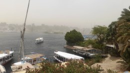 جانب من العاصفة الترابية في أسوان