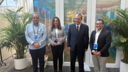  الدكتورة منال عوض وزيرة التنمية المحلية أثناء استلام الجائزة