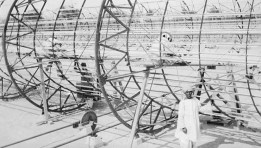مواطن مصري أمام أول محطة طاقة شمسية في العالم