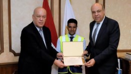 لفتة إنسانية من وزير الطيران