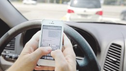 استخدام الهاتف أثناء القيادة