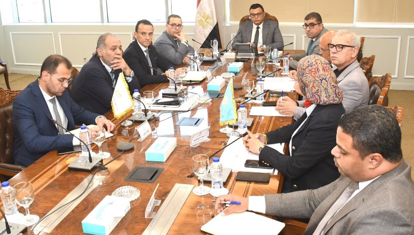 وزير الإسكان يعقد اجتماع