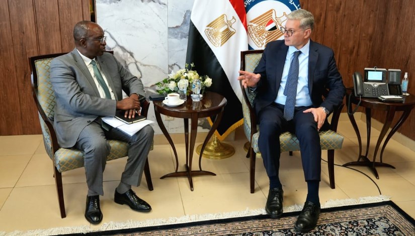 جانب من لقاء المهندس كريم بدوي وزير البترول والثروة المعدنية مع شيخ عمر سيلا، المدير الإقليمي لمؤسسة التمويل الدولية (IFC) جانب من لقاء المهندس كريم بدوي وزير البترول والثروة المعدنية مع شيخ عمر سيلا، المدير الإقليمي لمؤسسة التمويل الدولية (IFC)