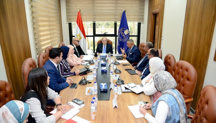 رئيس هيئة الدواء مع ممثلي شركة "الأندلس" رئيس هيئة الدواء مع ممثلي شركة "الأندلس"