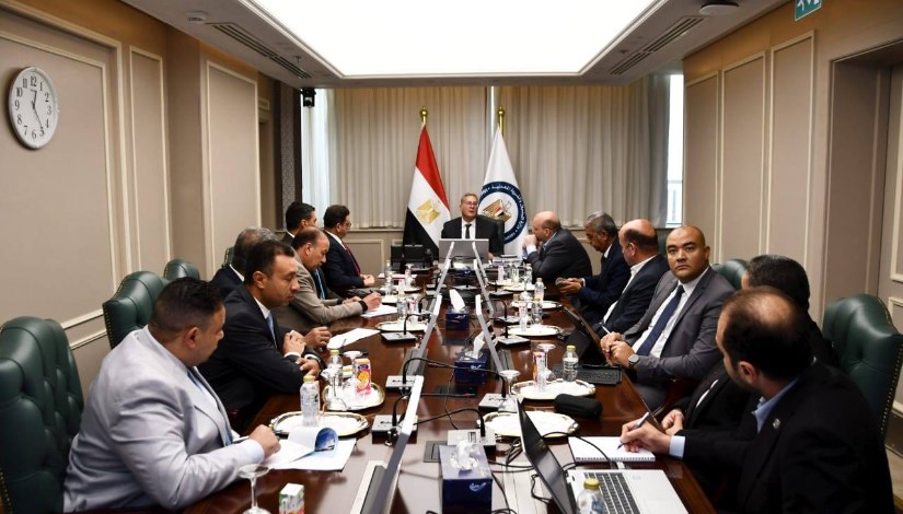 وزير البترول مع مسؤولي أديس وزير البترول مع مسؤولي أديس
