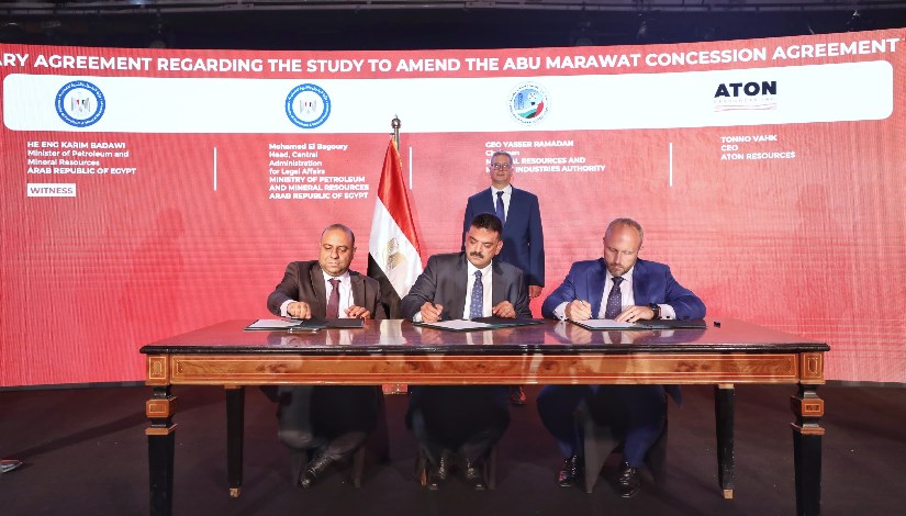 وزير البترول والثروة المعدنية يشهد التوقيع على الاتفاق المبدئي الخاص بدراسة تعديل اتفاقية التزام أبو مروات وزير البترول والثروة المعدنية يشهد التوقيع على الاتفاق المبدئي الخاص بدراسة تعديل اتفاقية التزام أبو مروات