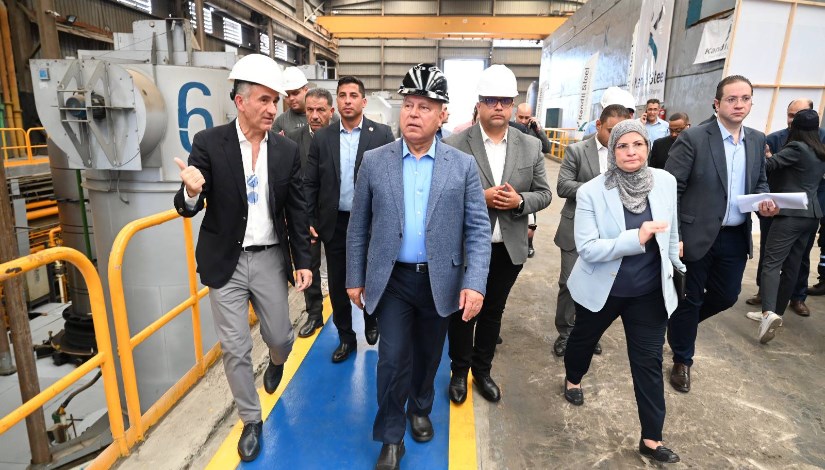 الفريق مهندس كامل الوزير خلال جولته لتفقد مصانع بمدينة العبور الصناعية الفريق مهندس كامل الوزير خلال جولته لتفقد مصانع بمدينة العبور الصناعية