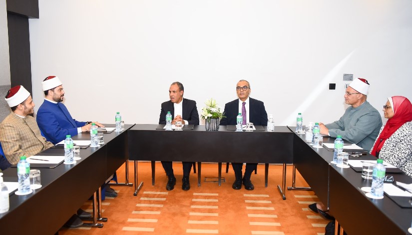 وزير الخارجية مع أعضاء الجالية المصرية في داكار