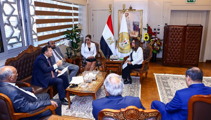 وزيرة التنمية المحلية مع أعضاء مجلس النواب وزيرة التنمية المحلية مع أعضاء مجلس النواب