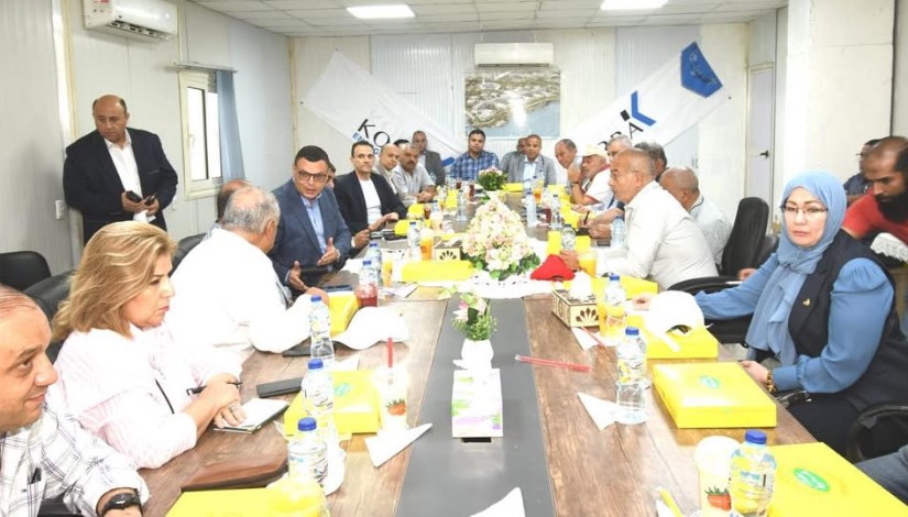 وزير الإسكان يعقد اجتماعا مع الشركات العاملة بحدائق تلال الفسطاط وزير الإسكان يعقد اجتماعا مع الشركات العاملة بحدائق تلال الفسطاط