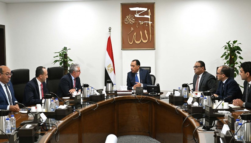 رئيس الحكومة يلتقي رئيس اقتصادية قناة السويس رئيس الحكومة يلتقي رئيس اقتصادية قناة السويس
