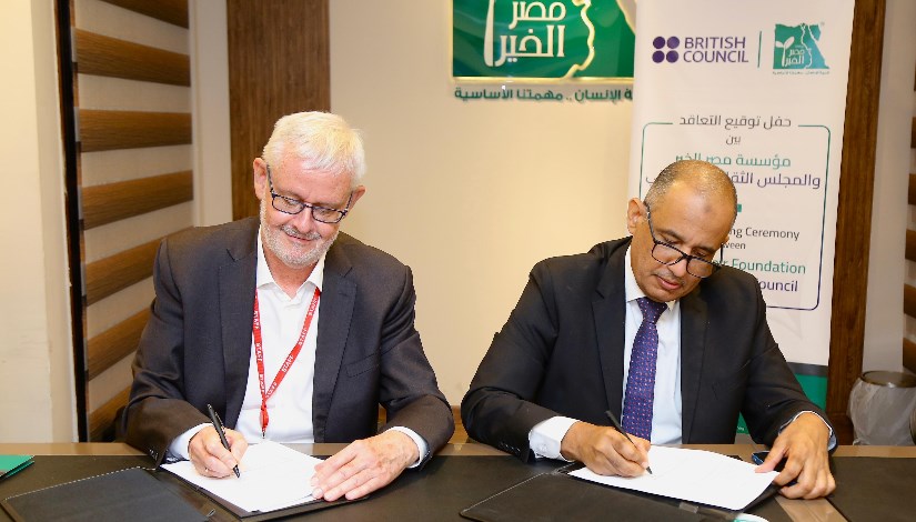 جانب من توقيع البروتوكول جانب من توقيع البروتوكول