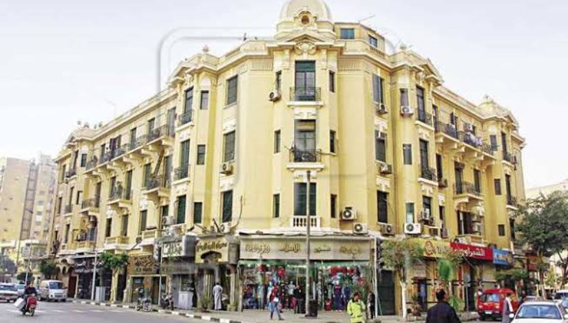 مبنى قديم في وسط البلد مبنى قديم في وسط البلد