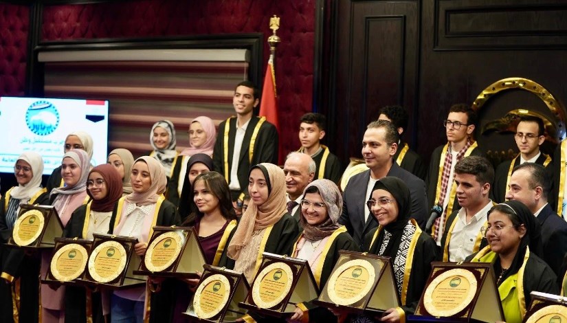جانب من التكريم جانب من التكريم