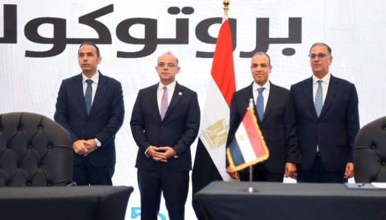 جانب من التوقيع