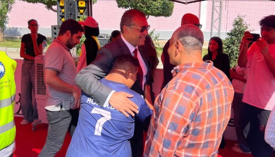 المهندس حازم عمر يحتضن شاب من ذوي الهمم