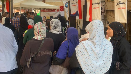 حشود من السيدات أمام اللجان الانتخابية في حي السيدة زينب 