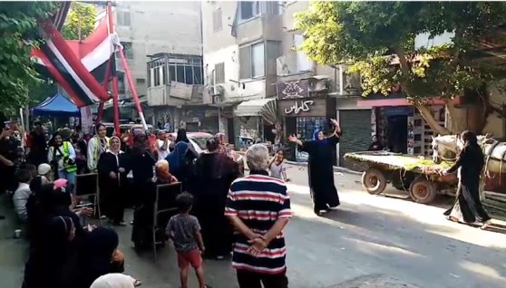 جانب من احتفال المواطنين أمام لجان انتخابات مجلس الشيوخ