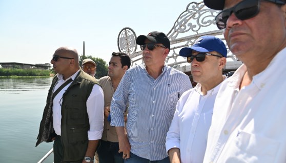 وزير الموارد المائية أثناء الجولة