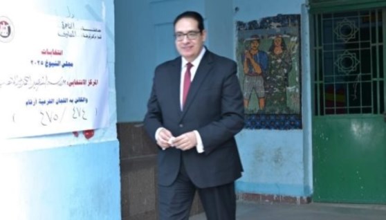 رئيس جامعة القاهرة يدلي بصوته في انتخابات مجلس الشيوخ