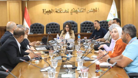 نائب محافظ الجيزة خلال اجتماع مناقشة تدوير ومعالجة المخلفات