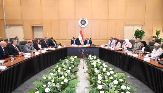 كامل الوزير خلال اجتماعه مع مصنعي الأسمنت 