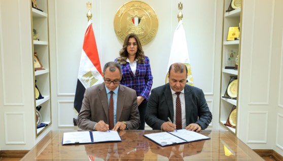 جانب من توقيع عقود المجازر 